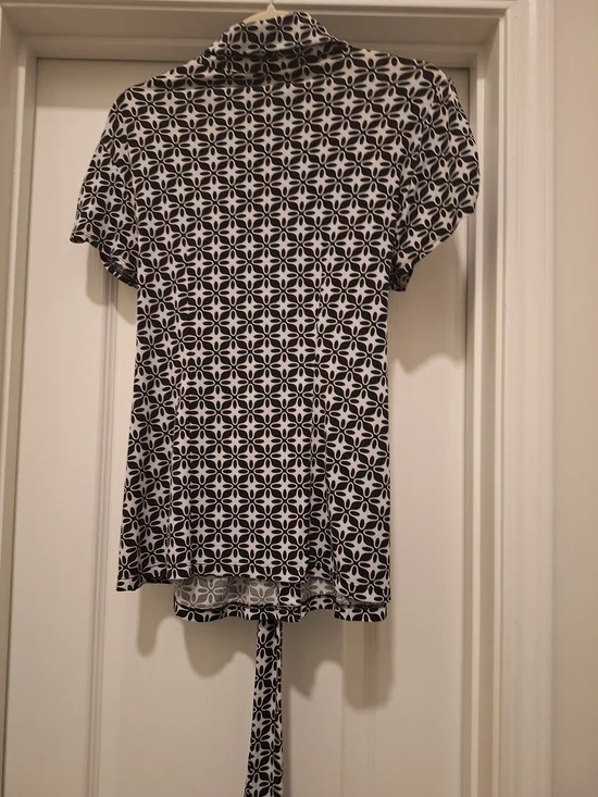 new directions Black & White Geometric Tie-Waist Blouse - Picture 2 of 4
